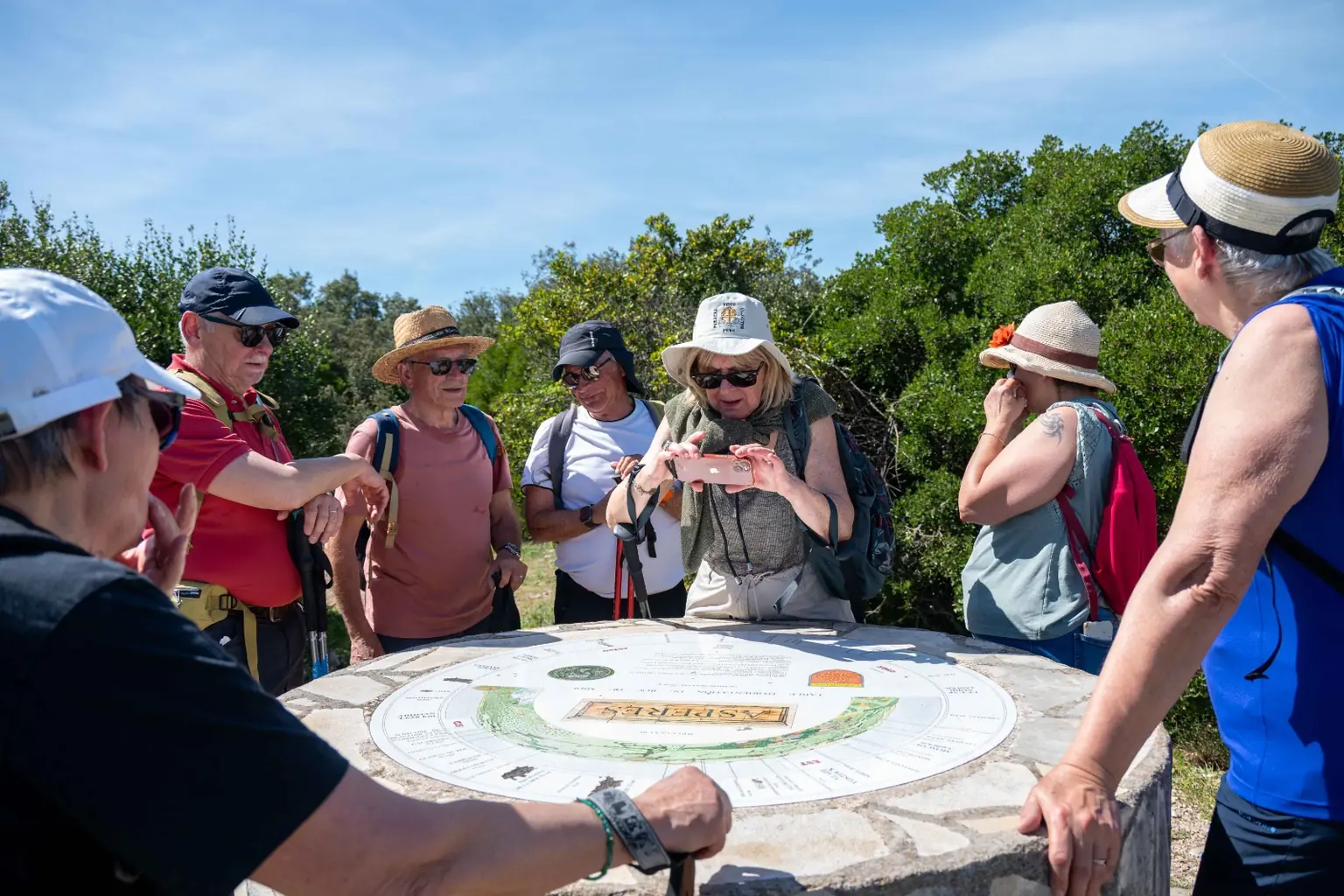 Randonneurs de Connaissance u0026 Partage rassemblés autour de la table d'orientation d'Aspères, dans la garrigue