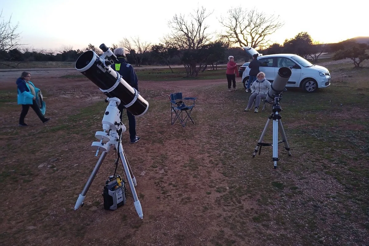 Adhérents de Connaissance et Partage installant leurs télescopes au crépuscule lors d'une sortie d'observation