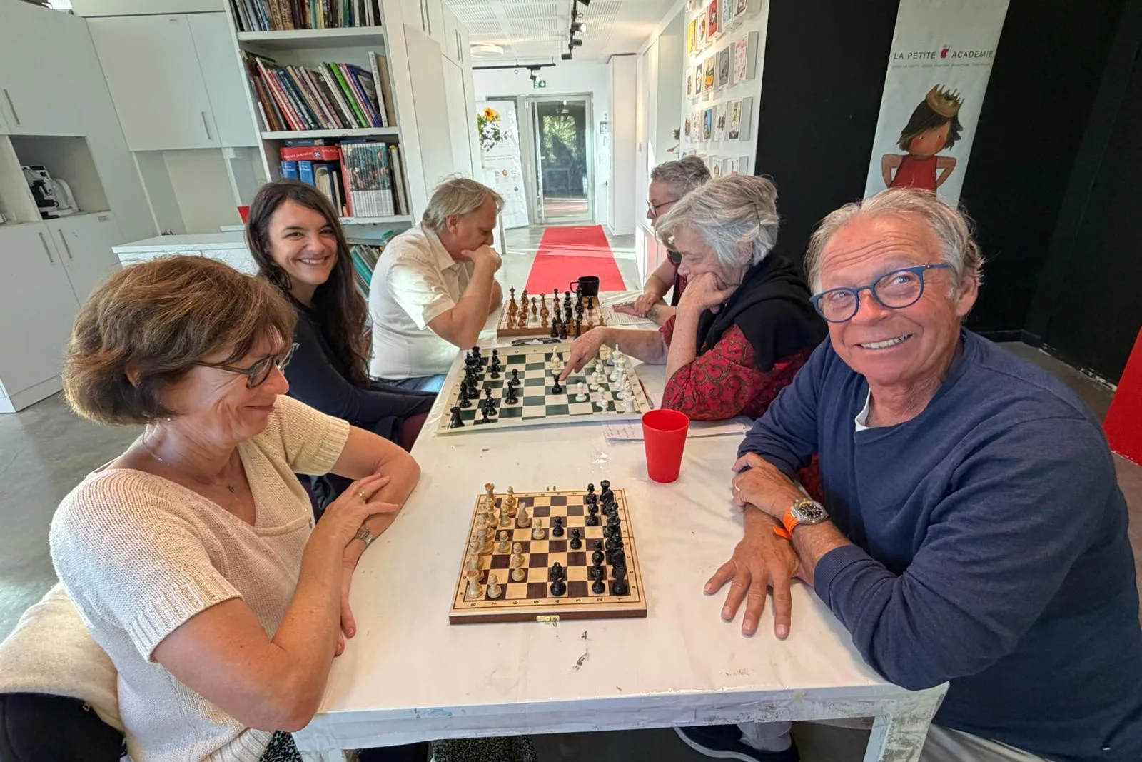 Partie d'échecs au club de Connaissance et Partage, à capsule.s